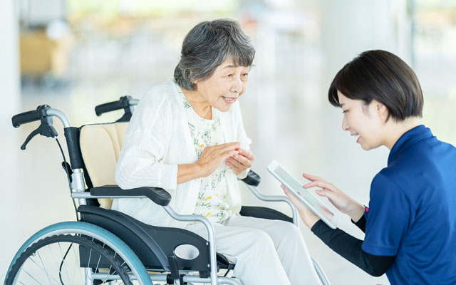 話す